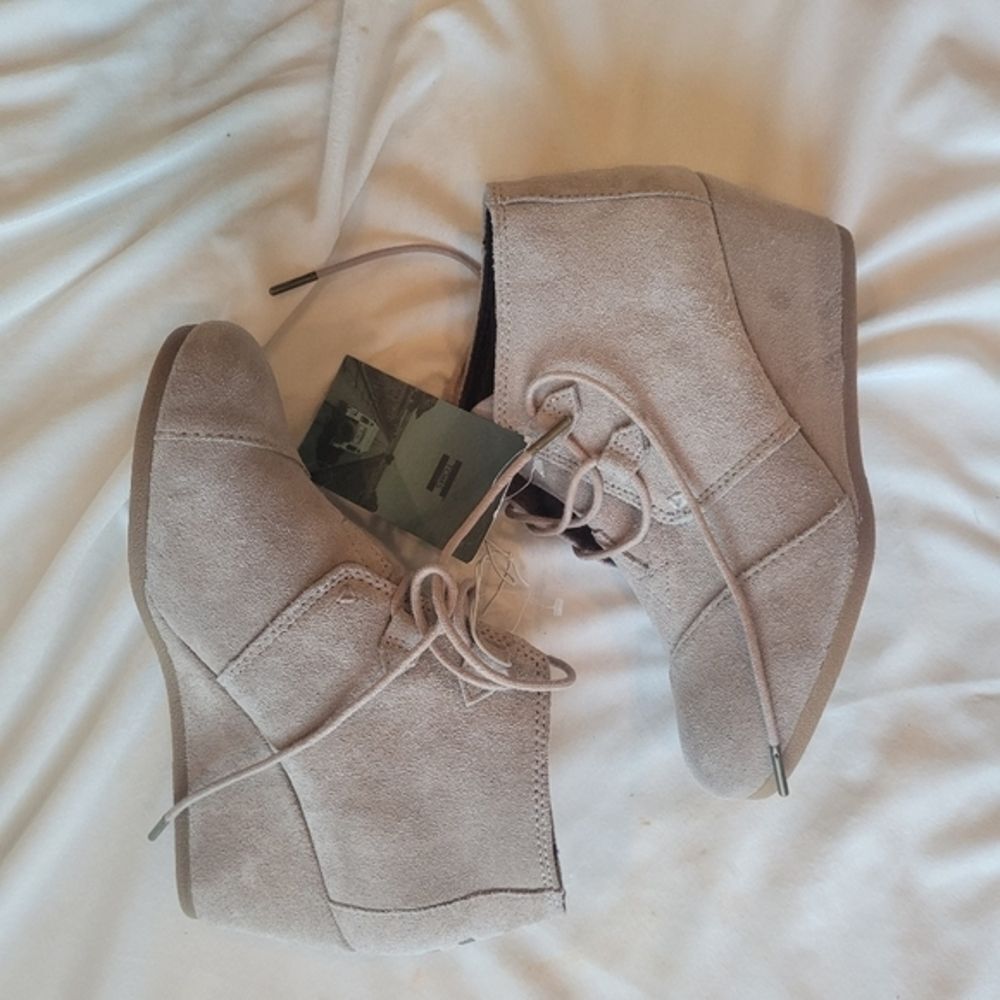 Tom's‎ Kala bootie dessert taupe with tags